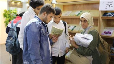 بتوجيهات الإمام الأكبر.. جناح الأزهر يخفض أسعار كتبه الحديثة بنسبة 30٪