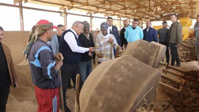 تصنيع الفحم والأسمدة من المخلفات الزراعية في مصنع بالوادي الجديد  