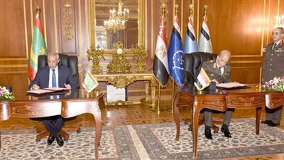 وزير الدفاع يناقش مع نظيره الموريتاني سبل التعاون المشترك 