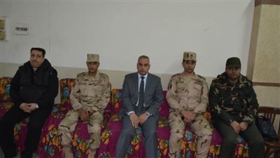 محافظ سوهاج يؤدي واجب العزاء لأسرة الفقيد 