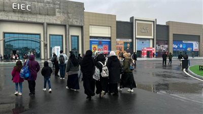 جمهور معرض الكتاب يتحدى الطقس السيئ ويتزايد الإقبال