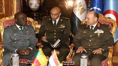 الفريق أسامة عسكر يلتقي مع رئيس أركان حرب القوات المسلحة البنيني