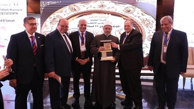 رئيس جامعة الأزهر يشيد بجهود الأطباء الذين يُكَفْكِفُون أنين الأطفال ويضمدون آلامهم