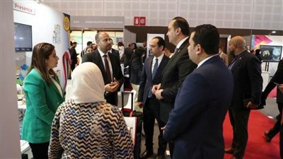رئيس الرعاية الصحية يتفقد جناح مصر بمعرض 