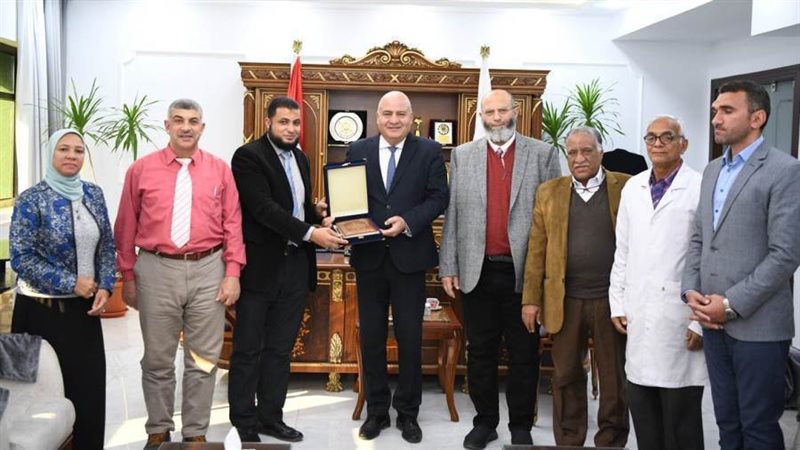 محافظ قنا وقافلة