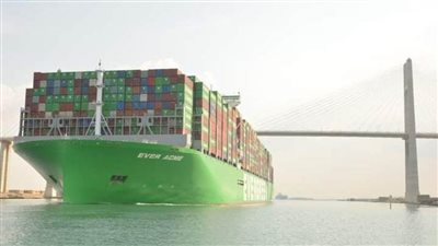 أحدث سفينة حاويات في العالم تعبر قناة السويس بنجاح في أولى رحلاتها البحرية