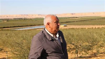 الزملوط يتفقد مشروعات الاستثمار الزراعي بمنطقة أبومنقار بالفرافرة  