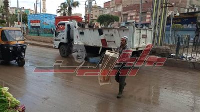 رفع تراكمات الأتربة من الطرق الرئيسية بكفر الشيخ 