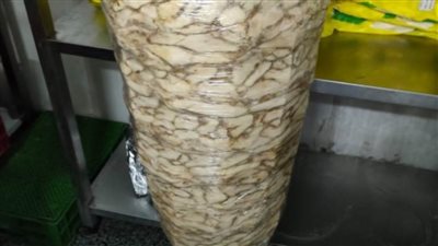 ضبط المدير المسؤول عن أحد مطاعم الوجبات الجاهزة بالقاهرة لحيازته خامات مجهولة المصدر