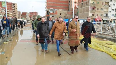 محافظ كفر الشيخ يتفقد أعمال رفع مياه الأمطار بالشوارع 