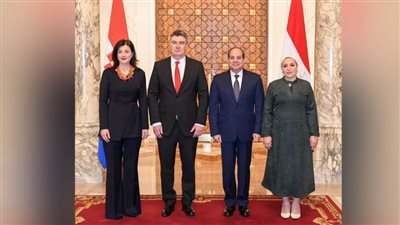 صورة تذكارية تجمع الرئيس السيسي والسيدة قرينته بالرئيس الكرواتي وقرينته 