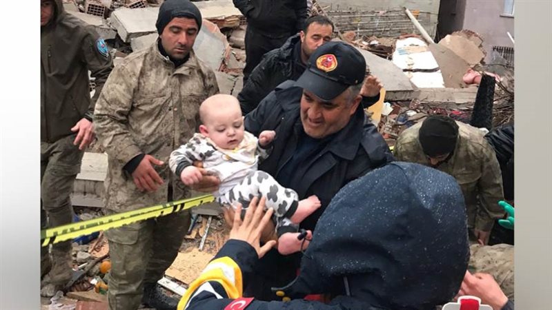 إنقاذ صبي من تحت