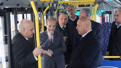  وزير النقل يزور مصنع MCV لتفقد النموذج الأولي لأوتوبيسات BRT التي تعمل بالكهرباء 