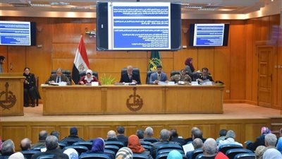 أبرزها إطلاق اسم شهداء وتخليص أراضٍ.. تعرف على قرارات محافظ القليوبية بالمجلس التنفيذي