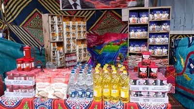  محافظ كفر الشيخ يستعرض السلع الموجودة بمعارض 