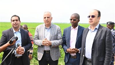 وزير الري يزور موقع قنطرة 