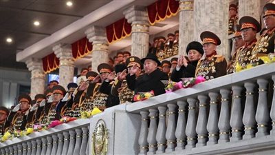 زعيم كوريا الشمالية يحضر عرضا عسكريا كشف خلاله عن صواريخ باليستية عابرة للقارات