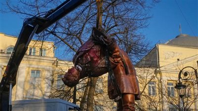 كييف تزيل النصب التذكاري للطيار السوفيتي فاليري شكالوف