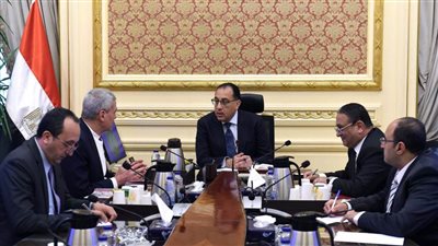 رئيس الوزراء يوجه بعقد اجتماع لوضع خريطة طريق لتيسير إجراءات إصدار تراخيص مصانع الأدوية