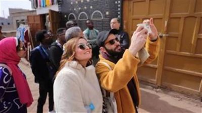 فنانو مصر والدول الإفريقية يزورون المعالم التراثية والأثرية في إسنا بالأقصر