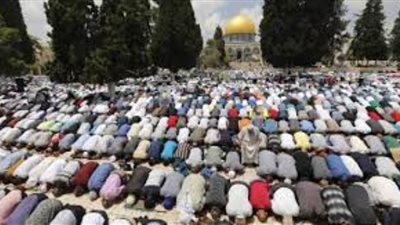 عشرات الآلاف من الفلسطينيين يصلون الجمعة في رحاب المسجد الأقصى