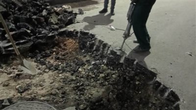 رئيس حي غرب بالإسكندرية تتابع الهبوط الأرضي بباب عمر باشا 