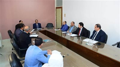 رئيس جامعة سوهاج يعقد اجتماعًا موسعًا مع جهاز تنمية المشروعات لبحث خطة العمل الجديدة