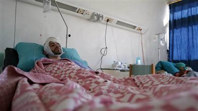 عائد من الموت يروي تفاصيل 5 أيام تحت الأنقاض.. وروايات من قلب المأساة