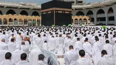 شؤون المسجد الحرام توزع نسخ القرآن الكريم بعدة لغات في أرجاء البيت العتيق