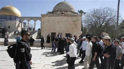 مستوطنون إسرائيليون يقتحمون باحات المسجد الأقصى