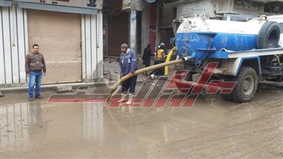 انتشار معدات شركة مياه الشرب بكفر الشيخ للتعامل مع مياه الأمطار