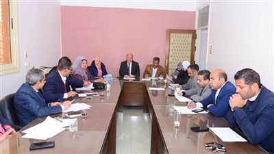 رئيس جامعة سوهاج يؤكد ضرورة تحسين الخدمات وتيسير الإجراءات خلال اجتماعه بأعضاء مجلس إدارة صندوق علاج أعضاء هيئة التدريس 