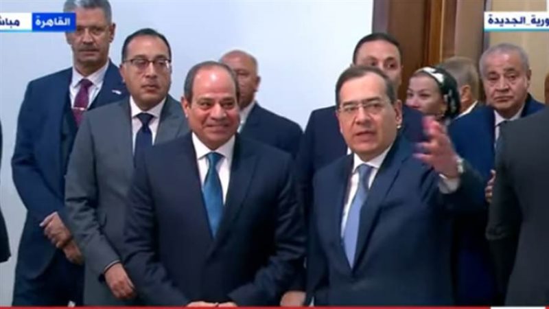 الرئيس السيسي يقوم