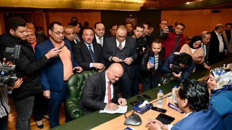 ميري وسط حشد من مؤيديه