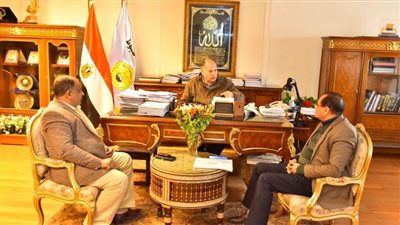 محافظ أسيوط يلتقي مدير جهاز تنمية المشروعات ويستعرض الخدمات المالية وغير المالية