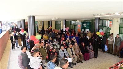 رئيس جامعة سوهاج يكرّم الأختين 