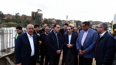 رئيس الوزراء يتفقد أعمال الرصف والتطوير الجارية بكورنيش المحلة
