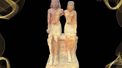 بمناسبة الفلانتين.. متحف آثار الوادي الجديد يعرض قطعة أثرية لحاكم الواحات بيبي يحتضن زوجته