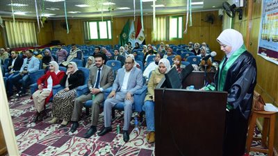 رئيس جامعة سوهاج يشهد مناقشة ماجستير لباحثة في مجال أمراض النبات 