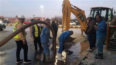 متابعة الحلول لمشكلة تسريب مياه بالطريق الدائري ببنى سويف