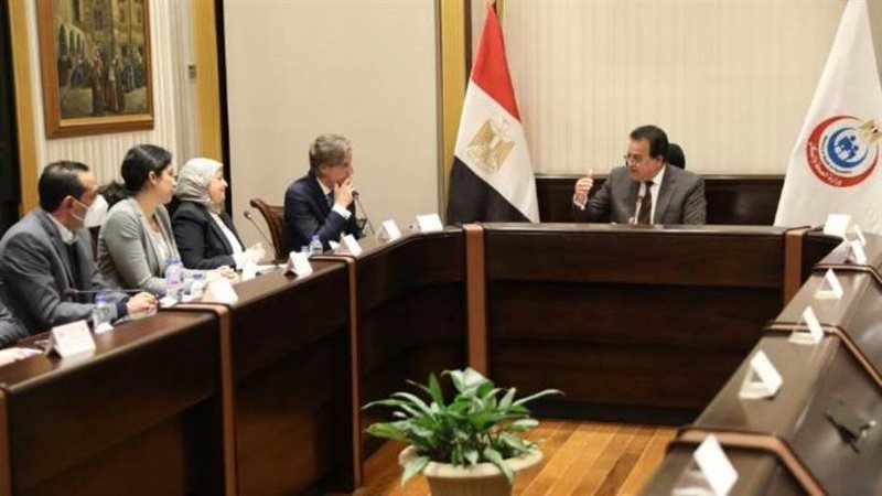 وزير الصحة مع ممثلي