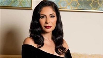 منى زكي تعود من الإسكندرية إلى القاهرة 