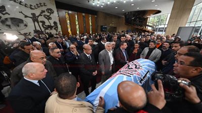 وصول جثمان الكاتب الصحفي مرسي عطاالله إلى مسجد عمر مكرم