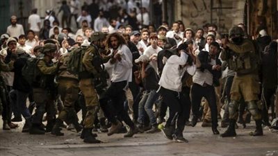 مُستوطنون إسرائيليون يُهاجمون فلسطينيين بوسط الخليل