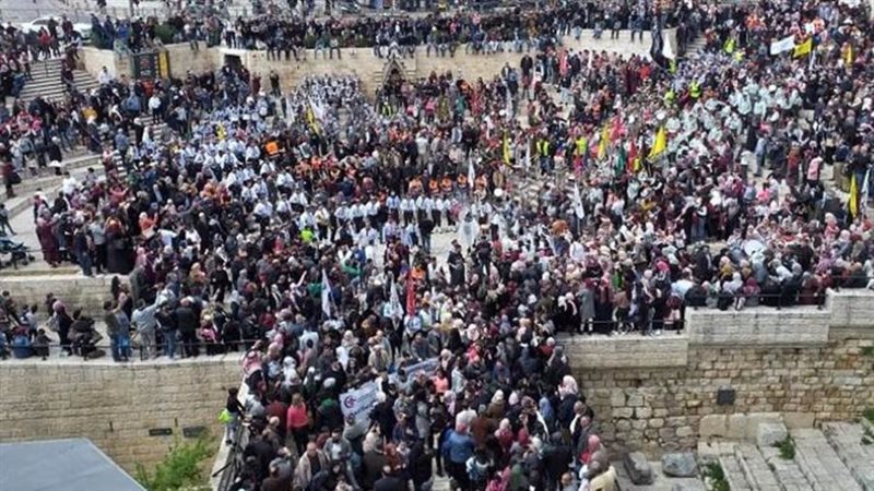 الآلاف من الفلسطينيين