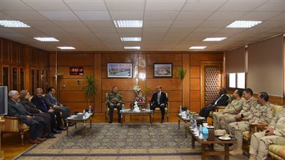 قائد المنطقة الجنوبية العسكرية يهنئ رئيس جامعة أسيوط على توليه منصبه الجديد فى رئاسة الجامعة