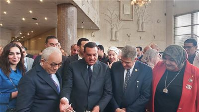 وزيرا التنمية المحلية والتعليم يتفقدان معرض 