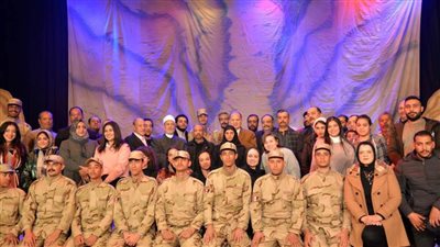 محافظ أسيوط يشهد العرض المسرحي 