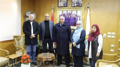 محافظ الوادي الجديد يلتقي وفد إحدى شركات الاستثمار الإماراتية 