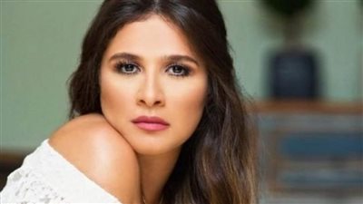 هل تنضم ياسمين عبد العزيز إلى حريم كريم؟